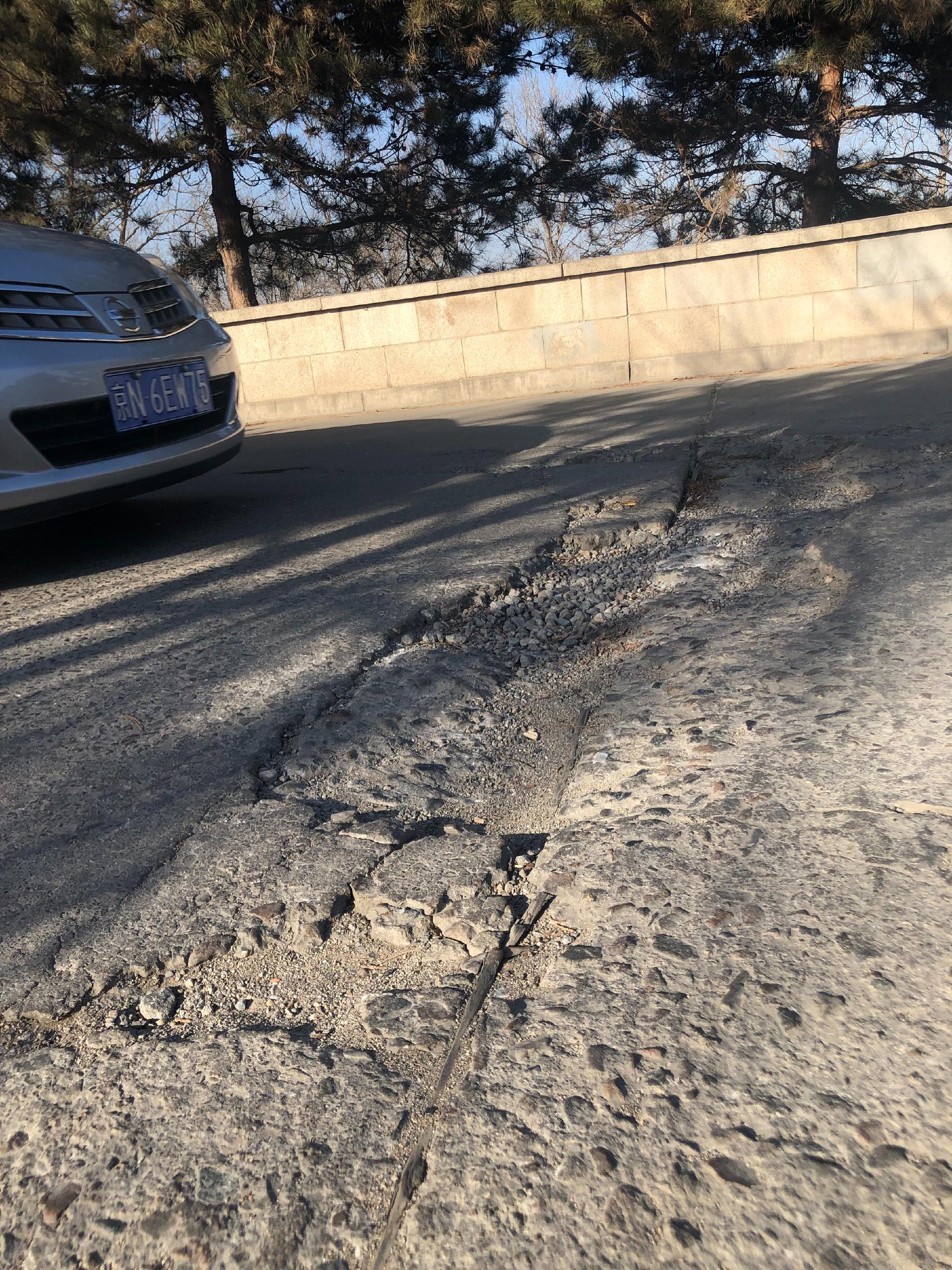 沙河水库河堤路上,路面坑洼不平情况较为严重.