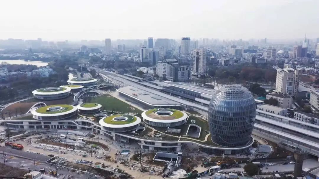 嘉兴火车站南广场元旦要试运营，亲子、餐饮、书店、剧院...一应俱全！有轨电车也要进站了~休闲区蓝鸢梦想 - Www.slyday.coM