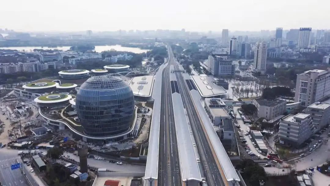 嘉兴火车站南广场元旦要试运营，亲子、餐饮、书店、剧院...一应俱全！有轨电车也要进站了~休闲区蓝鸢梦想 - Www.slyday.coM