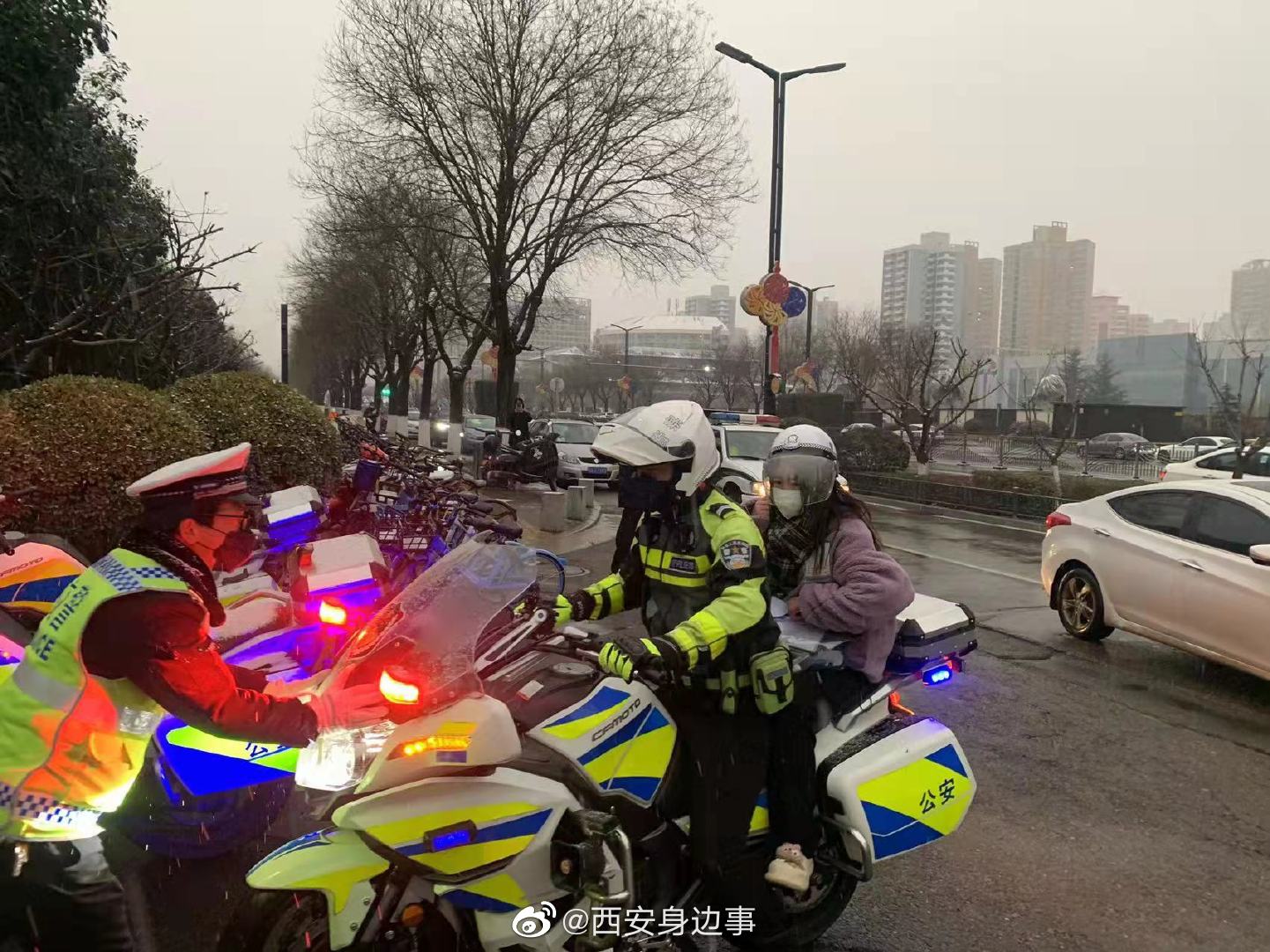 考生走错考场 护航交警按时送到考点休闲区蓝鸢梦想 - Www.slyday.coM