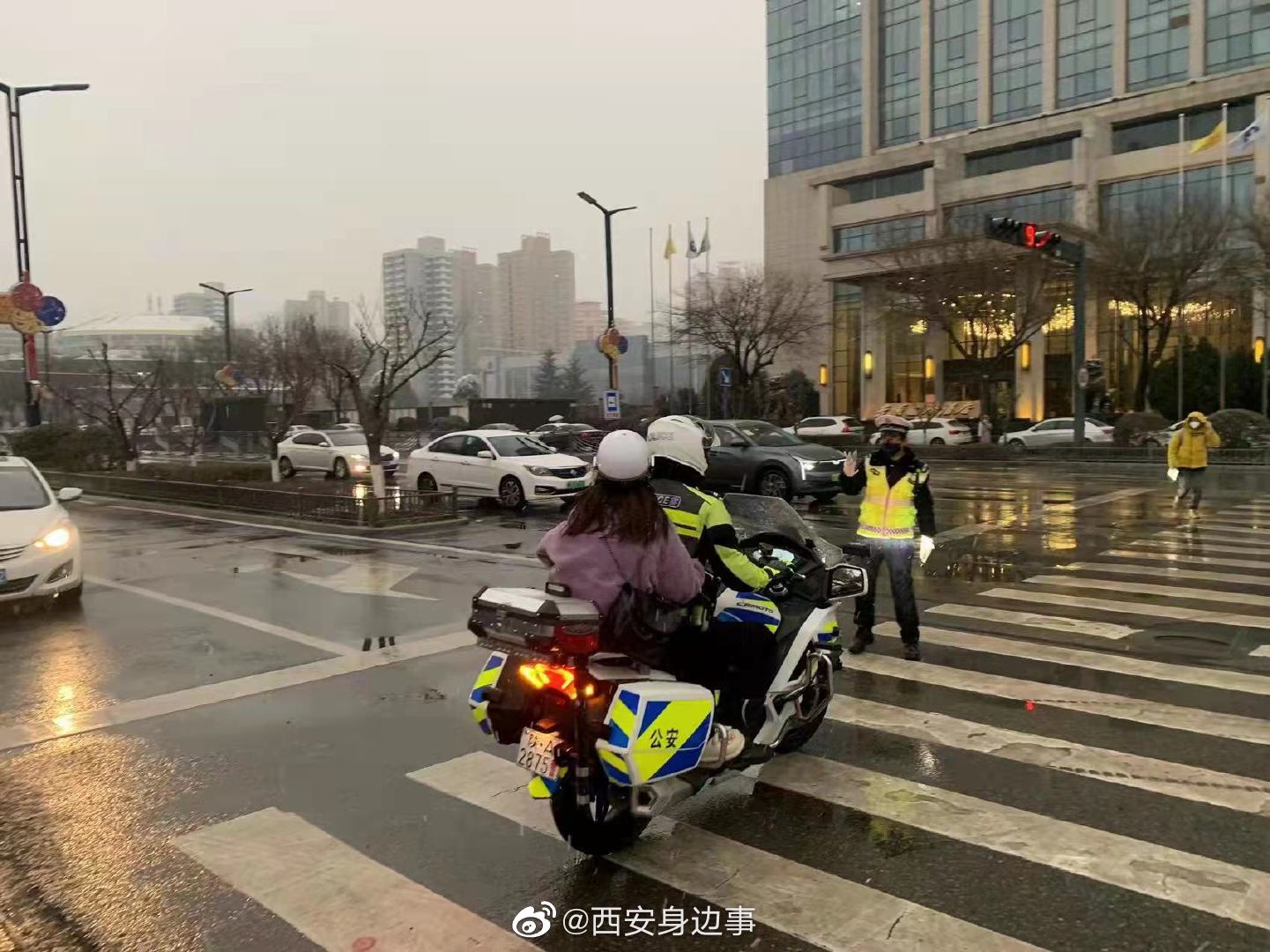 考生走错考场 护航交警按时送到考点休闲区蓝鸢梦想 - Www.slyday.coM