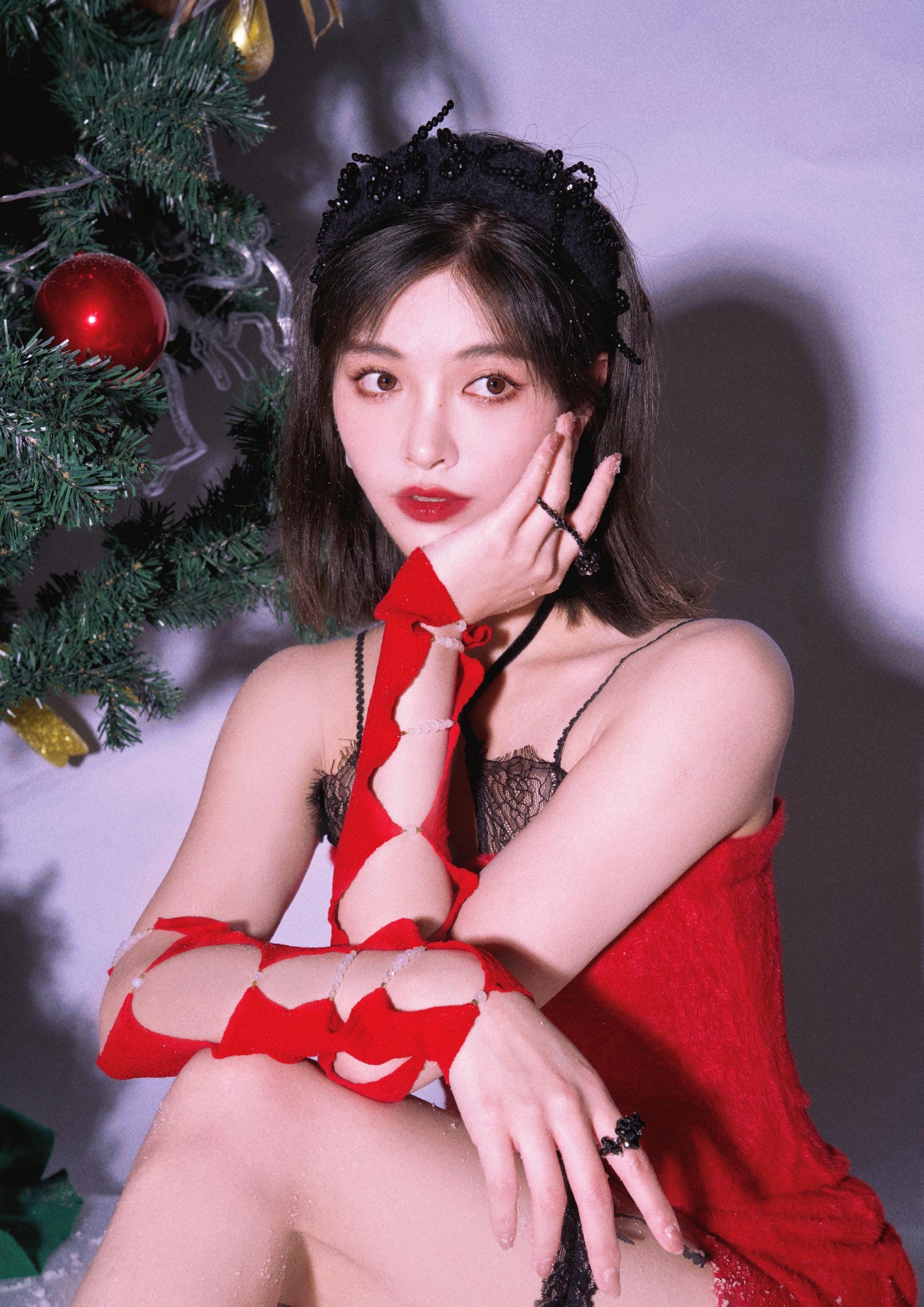 圣诞快乐90#许佳琪圣诞氛围感写真大片# @许佳琪kiki红衣美人,圣诞