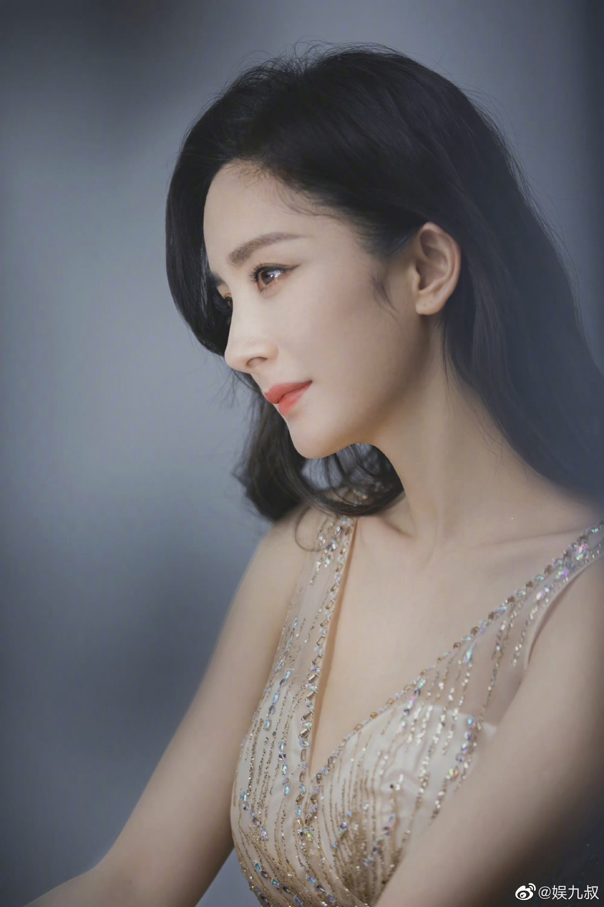 杨幂拍摄花絮掉落~|杨幂|花絮_新浪新闻