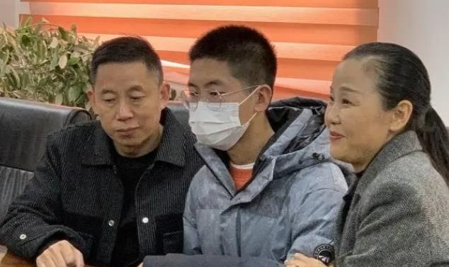 平安夜孙海洋晒团圆饭,孙卓吃米饭不吃馒头?孩子懂事得令人心疼休闲区蓝鸢梦想 - Www.slyday.coM 平安夜孙海洋晒团圆饭,孙卓吃米饭不吃馒头?孩子懂事得令人心疼休闲区蓝鸢梦想 - Www.slyday.coM