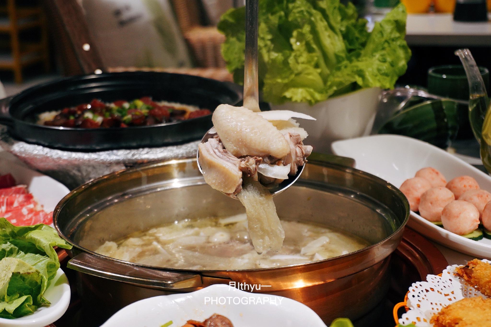 开了5年的椰子鸡汤汁清甜鸡肉脆嫩怎么吃也不腻