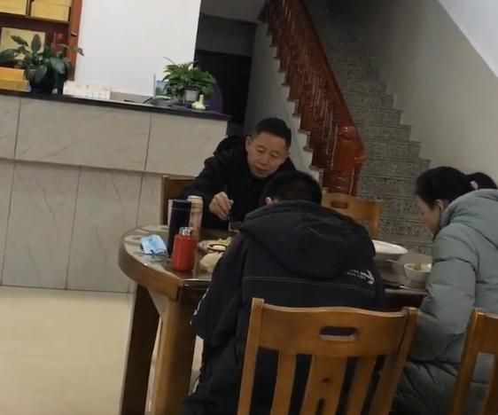 平安夜孙海洋晒团圆饭,孙卓吃米饭不吃馒头?孩子懂事得令人心疼休闲区蓝鸢梦想 - Www.slyday.coM 平安夜孙海洋晒团圆饭,孙卓吃米饭不吃馒头?孩子懂事得令人心疼休闲区蓝鸢梦想 - Www.slyday.coM