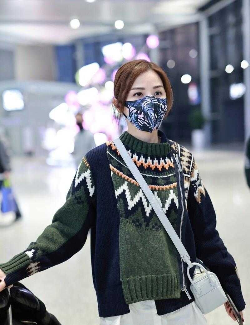 阿sa眼光果然很好拼色毛衣叠穿衬衫减龄洋气少女气质不减