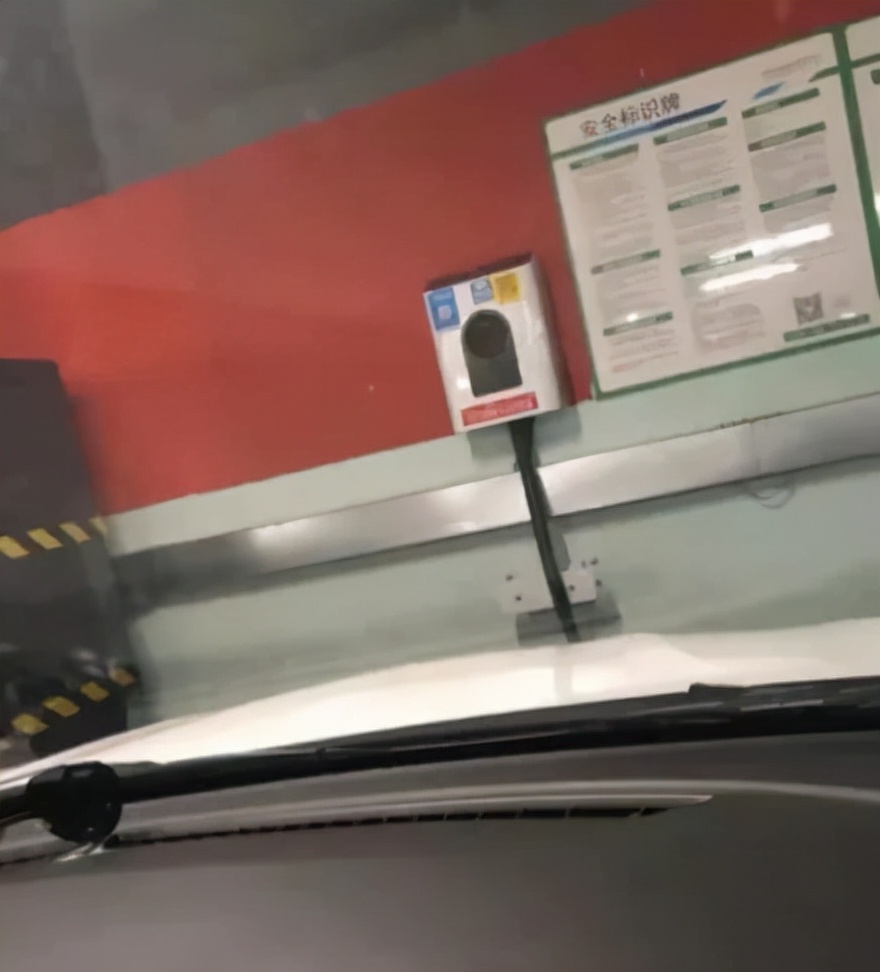 “凌晨四点进停车场，只为抢充电桩”，新能源车主如何挺过冬天？休闲区蓝鸢梦想 - Www.slyday.coM