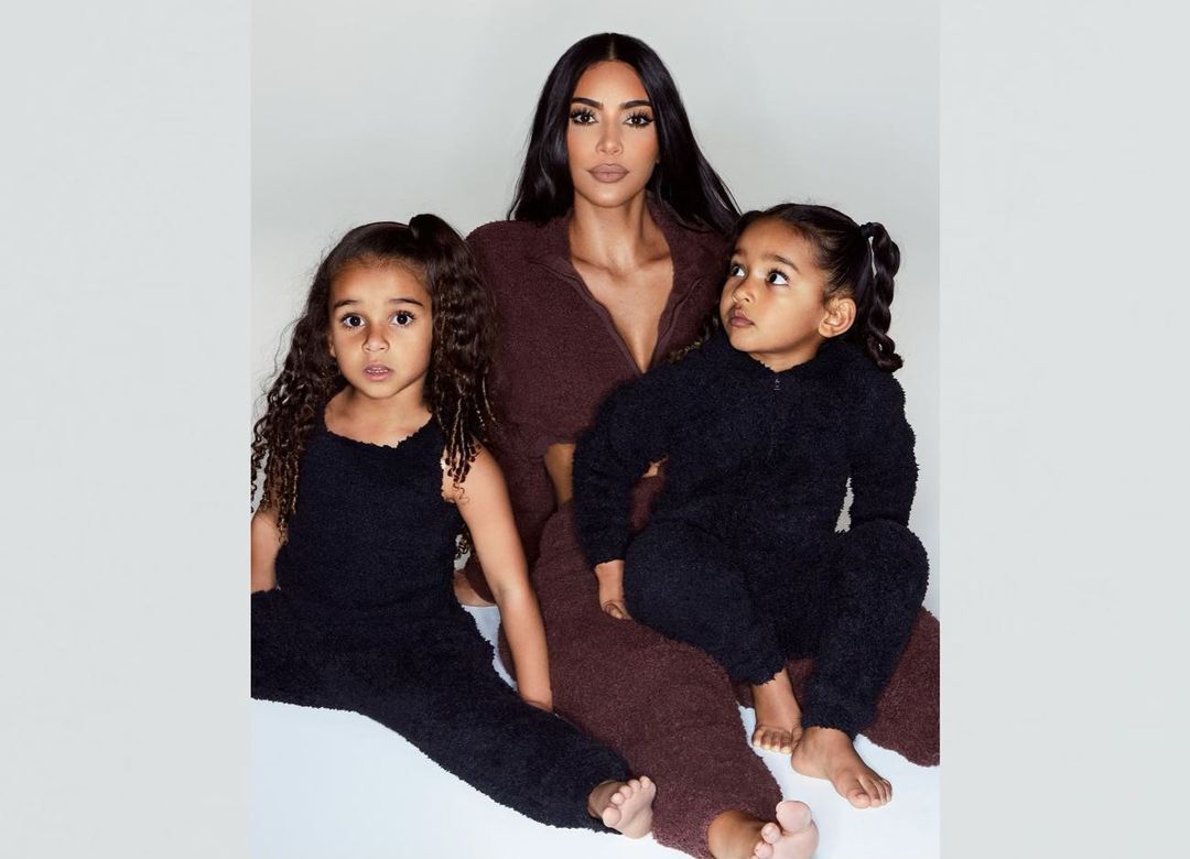 今年卡戴珊一家的圣诞合照