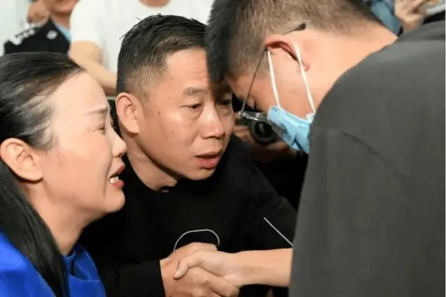 孙海洋带孙卓去庐山游玩 一路表现拘谨 遭妻子调侃休闲区蓝鸢梦想 - Www.slyday.coM