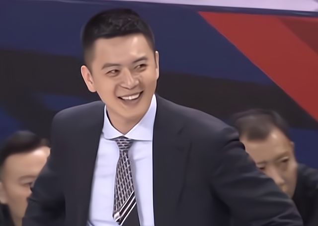 北京队林书豪 范子铭 刘晓宇 翟晓川 李慕豪一起首发.