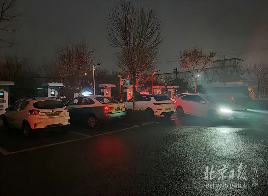 “凌晨四点进停车场，只为抢充电桩”，新能源车主如何挺过冬天？休闲区蓝鸢梦想 - Www.slyday.coM