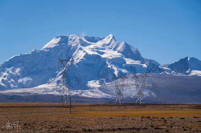 这是一段很有意思的路,孔塘拉姆山垭口海拔大约5300米,而我们的目的地