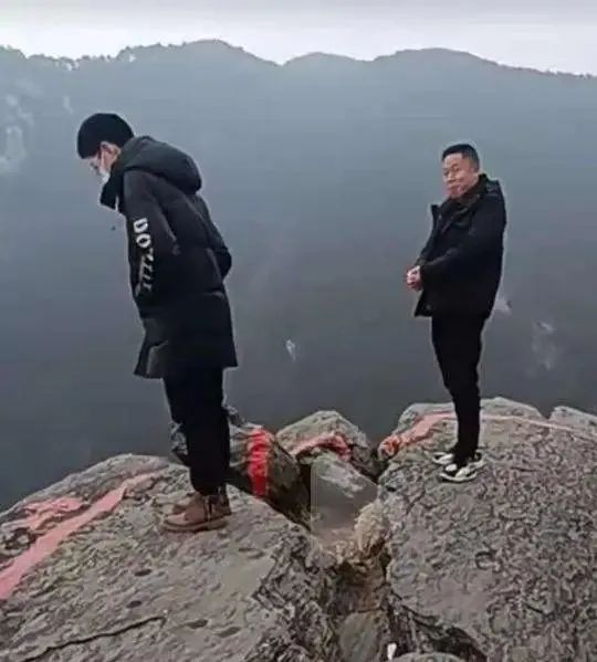 孙海洋带孙卓去庐山游玩 一路表现拘谨 遭妻子调侃休闲区蓝鸢梦想 - Www.slyday.coM