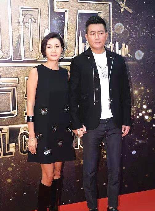 高曙光年过半百带娇妻聚会穿一身名牌好贵气王玲无配饰显单调