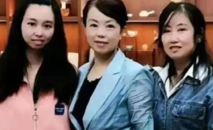 开封舅舅再度直播带货,许敏现身帮忙当模特,短时间内销量颇丰休闲区蓝鸢梦想 - Www.slyday.coM 开封舅舅再度直播带货,许敏现身帮忙当模特,短时间内销量颇丰休闲区蓝鸢梦想 - Www.slyday.coM