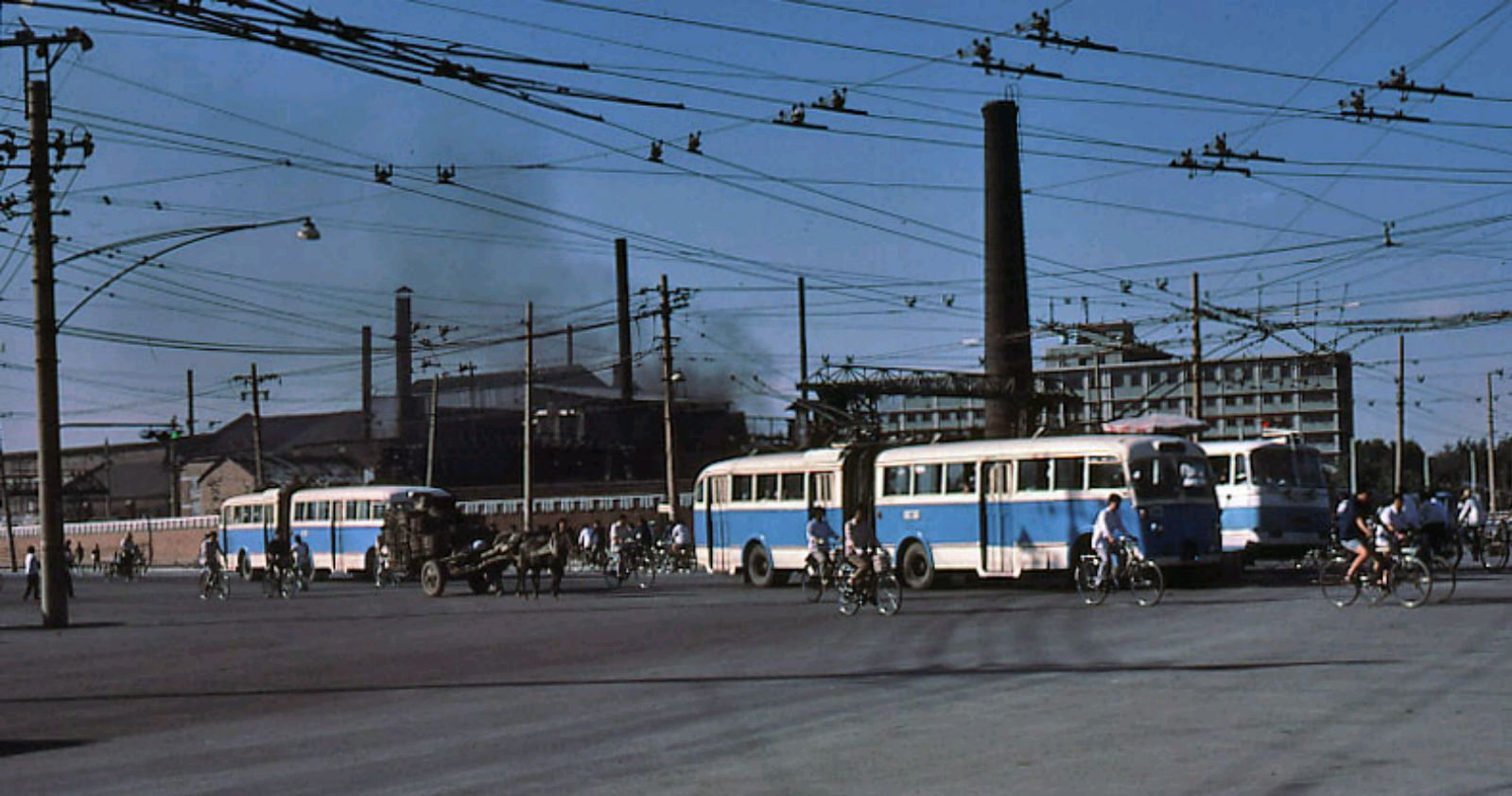 天津老照片,1985年的“老场景”,看下当年的街头景象你见过没?休闲区蓝鸢梦想 - Www.slyday.coM 天津老照片,1985年的“老场景”,看下当年的街头景象你见过没?休闲区蓝鸢梦想 - Www.slyday.coM