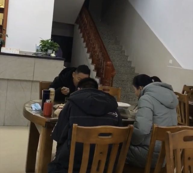 平安夜孙海洋晒团圆饭,孙卓吃米饭不吃馒头?孩子懂事得令人心疼休闲区蓝鸢梦想 - Www.slyday.coM 平安夜孙海洋晒团圆饭,孙卓吃米饭不吃馒头?孩子懂事得令人心疼休闲区蓝鸢梦想 - Www.slyday.coM