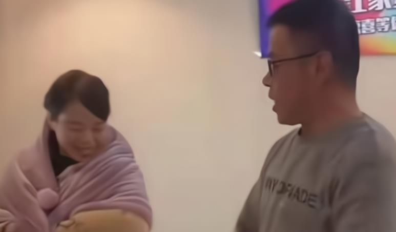 开封舅舅再度直播带货,许敏现身帮忙当模特,短时间内销量颇丰休闲区蓝鸢梦想 - Www.slyday.coM 开封舅舅再度直播带货,许敏现身帮忙当模特,短时间内销量颇丰休闲区蓝鸢梦想 - Www.slyday.coM