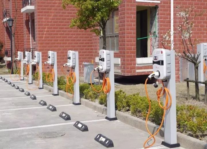 “凌晨四点进停车场，只为抢充电桩”，新能源车主如何挺过冬天？休闲区蓝鸢梦想 - Www.slyday.coM