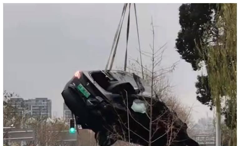 离奇！江苏一特斯拉坠河，夫妻2人1死1伤，出事瞬间极不正常休闲区蓝鸢梦想 - Www.slyday.coM