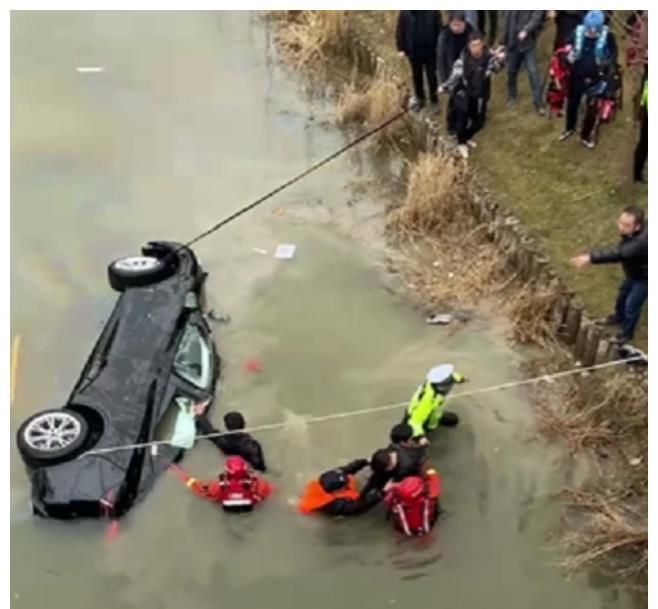 离奇！江苏一特斯拉坠河，夫妻2人1死1伤，出事瞬间极不正常休闲区蓝鸢梦想 - Www.slyday.coM