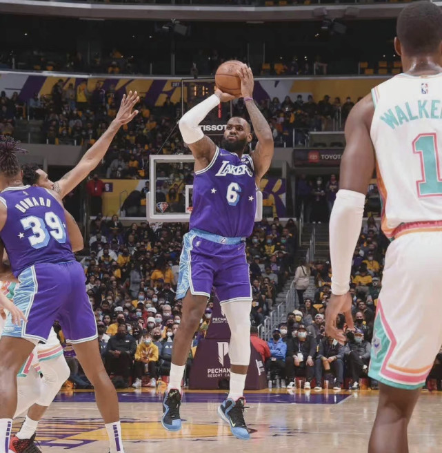 湖人6大消息!球迷获赠科比纪念公仔,詹姆斯、威少接受采访休闲区蓝鸢梦想 - Www.slyday.coM 湖人6大消息!球迷获赠科比纪念公仔,詹姆斯、威少接受采访休闲区蓝鸢梦想 - Www.slyday.coM