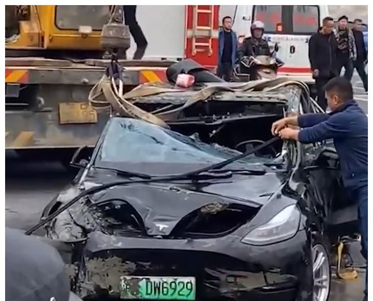 离奇！江苏一特斯拉坠河，夫妻2人1死1伤，出事瞬间极不正常休闲区蓝鸢梦想 - Www.slyday.coM