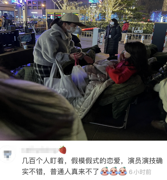 网友街头偶遇拍摄视频刘涛和邓超 几百人围观情况下还能保持好状态