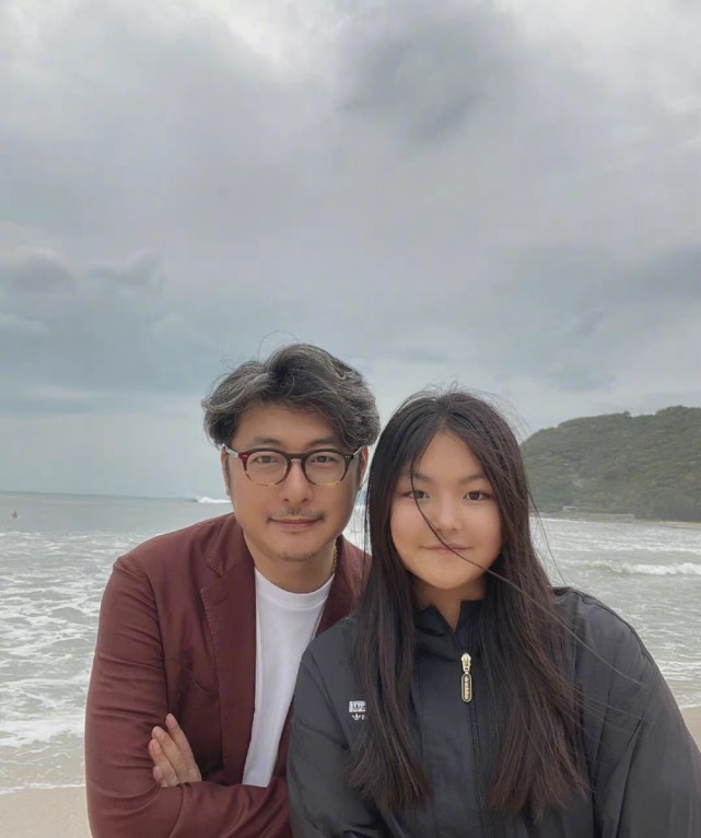 王岳伦离婚后现状生活 三亚度假归来王诗龄还是比较依赖于爸爸的