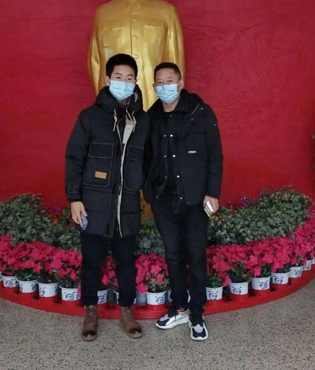 孙海洋带孙卓去庐山游玩 一路表现拘谨 遭妻子调侃休闲区蓝鸢梦想 - Www.slyday.coM