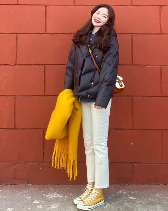 在按照松紧结合的搭配方式进行服装搭配时,建议羽绒服选择较为宽松的