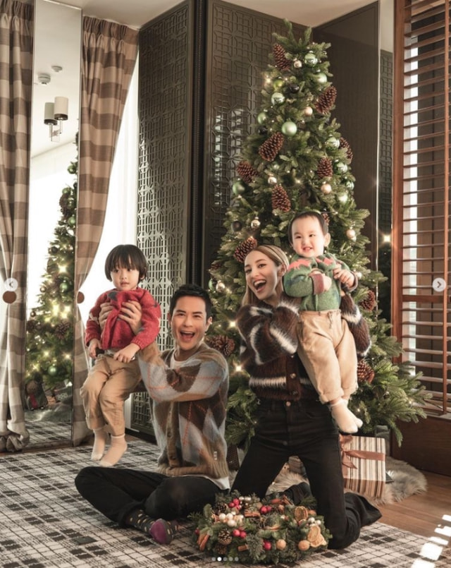 郑嘉颖罕见晒全家福两个儿子帅气可爱一家四口高颜值羡煞旁人