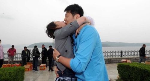 莫科：结婚5个月妻子离世,一夜白头,再婚后依旧赡养前妻父母休闲区蓝鸢梦想 - Www.slyday.coM