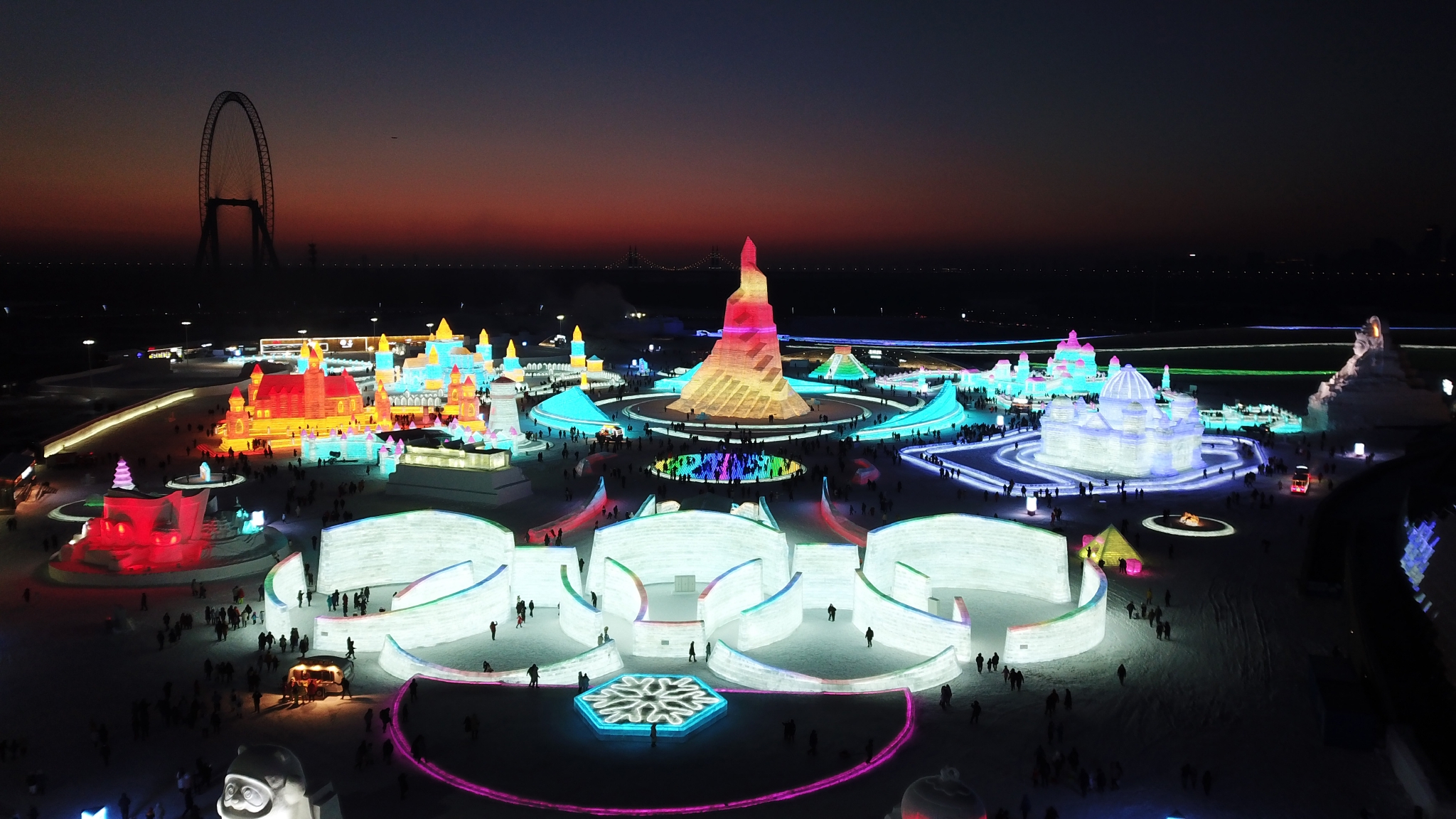 12月25日,游客在哈尔滨冰雪大世界园区游玩(无人机照片).
