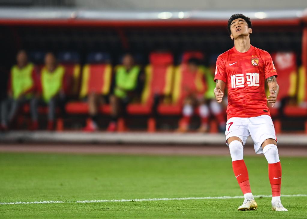 12月16日,广州队球员韦世豪在比赛中.新华社记者王曦摄