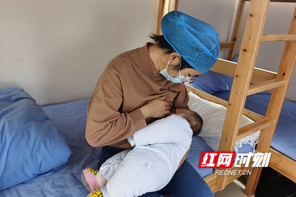 妈妈躺在手术台上宝宝哭着要喝母乳 幸好有“医生妈妈”