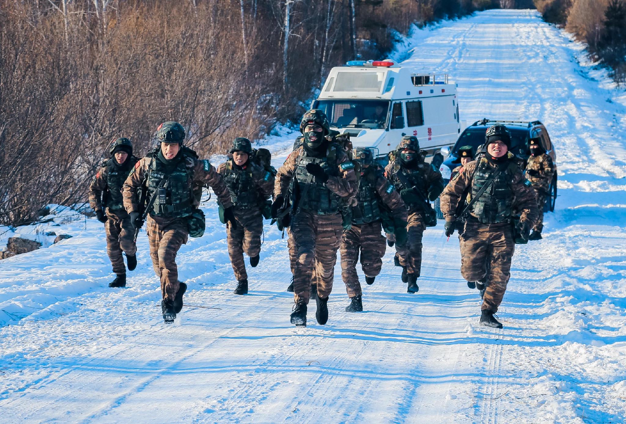 大图直击武警官兵冰天雪地锤炼打赢本领