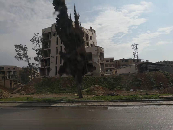 大马士革通往小镇马卢拉的公路两旁，房屋已化为废墟。澎湃新闻记者 汪伦宇 图