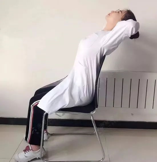 13岁女孩坐姿不良导致严重脊柱侧弯这个坏习惯很多小朋友都有