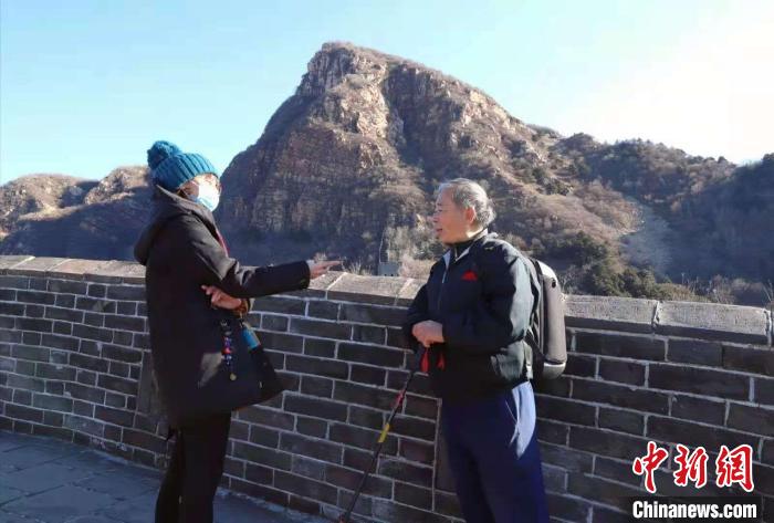 中国摄影家协会会员长城摄影爱好者接受采访。　王在御 摄