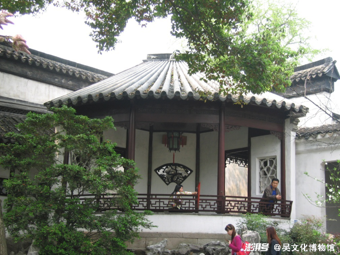 苏州拙政园的"与谁同坐轩"扇亭,亭后小山上的笠亭正好镶嵌在扇面底端