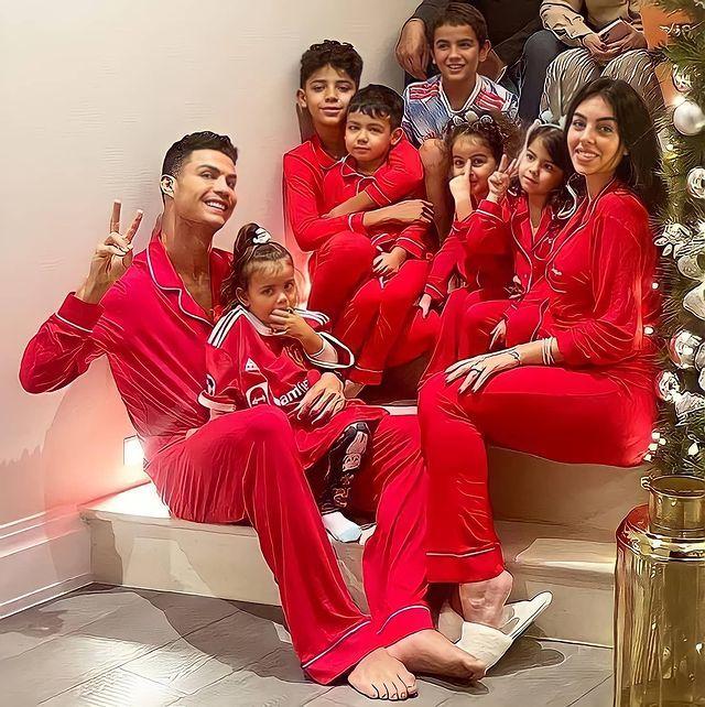 c罗开心拍全家福,回葡萄牙和妈妈团聚,乔治娜孕肚越发醒目