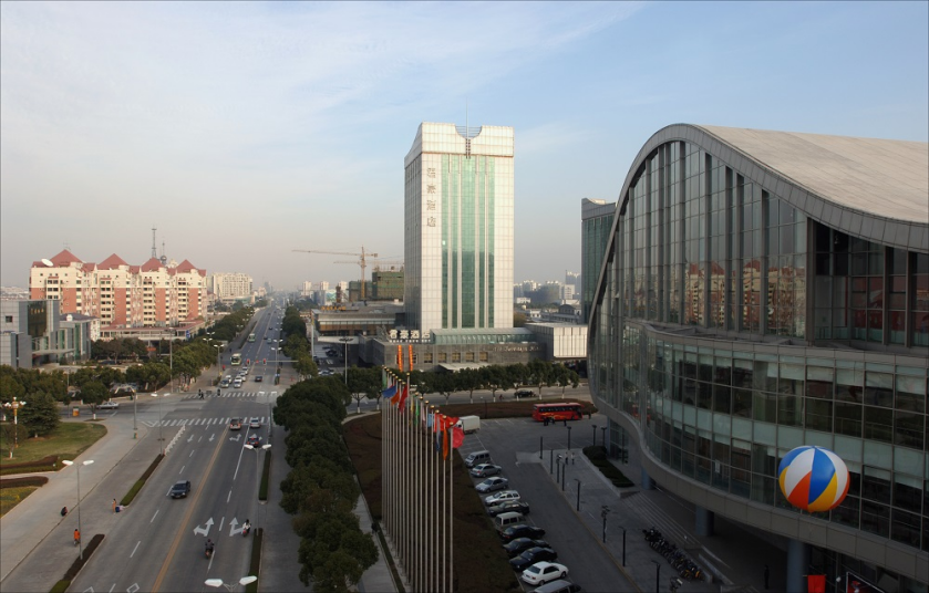 长江港口的区位优势,发展起了乡镇企业,而当时以农业为主的昆山却一直