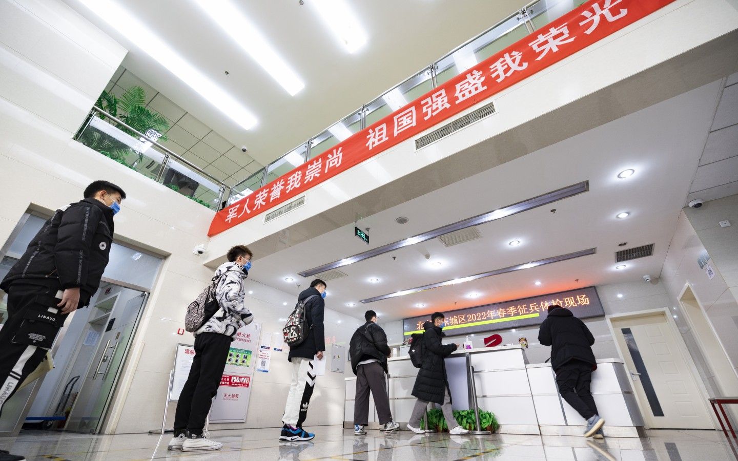 学生排队进行征兵体检.新京报记者 陶冉 摄