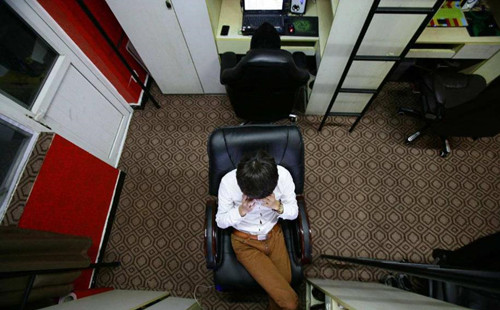 沈阳理工大学生因一句口角，连捅室友100多刀，刀刃都被刺断了休闲区蓝鸢梦想 - Www.slyday.coM