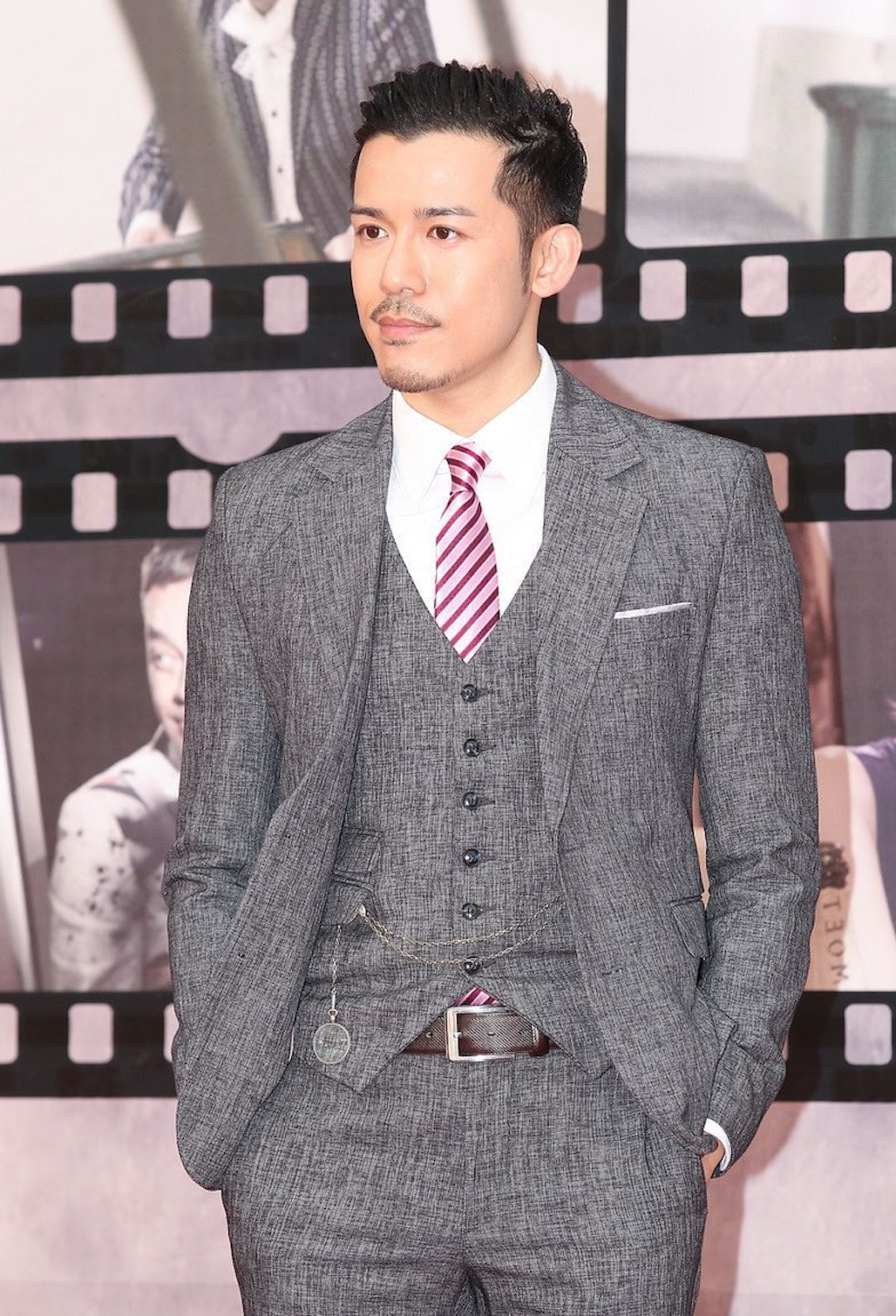 《潜行狙击》中饰演"爆登"一角爆红,之后又在《使徒行者3》中担任第三