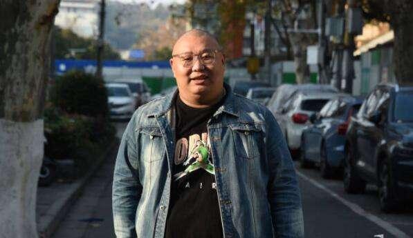 南京胖哥见义勇为失去肛门功能：脖子挂着造瘘袋，排泄就得换袋子休闲区蓝鸢梦想 - Www.slyday.coM