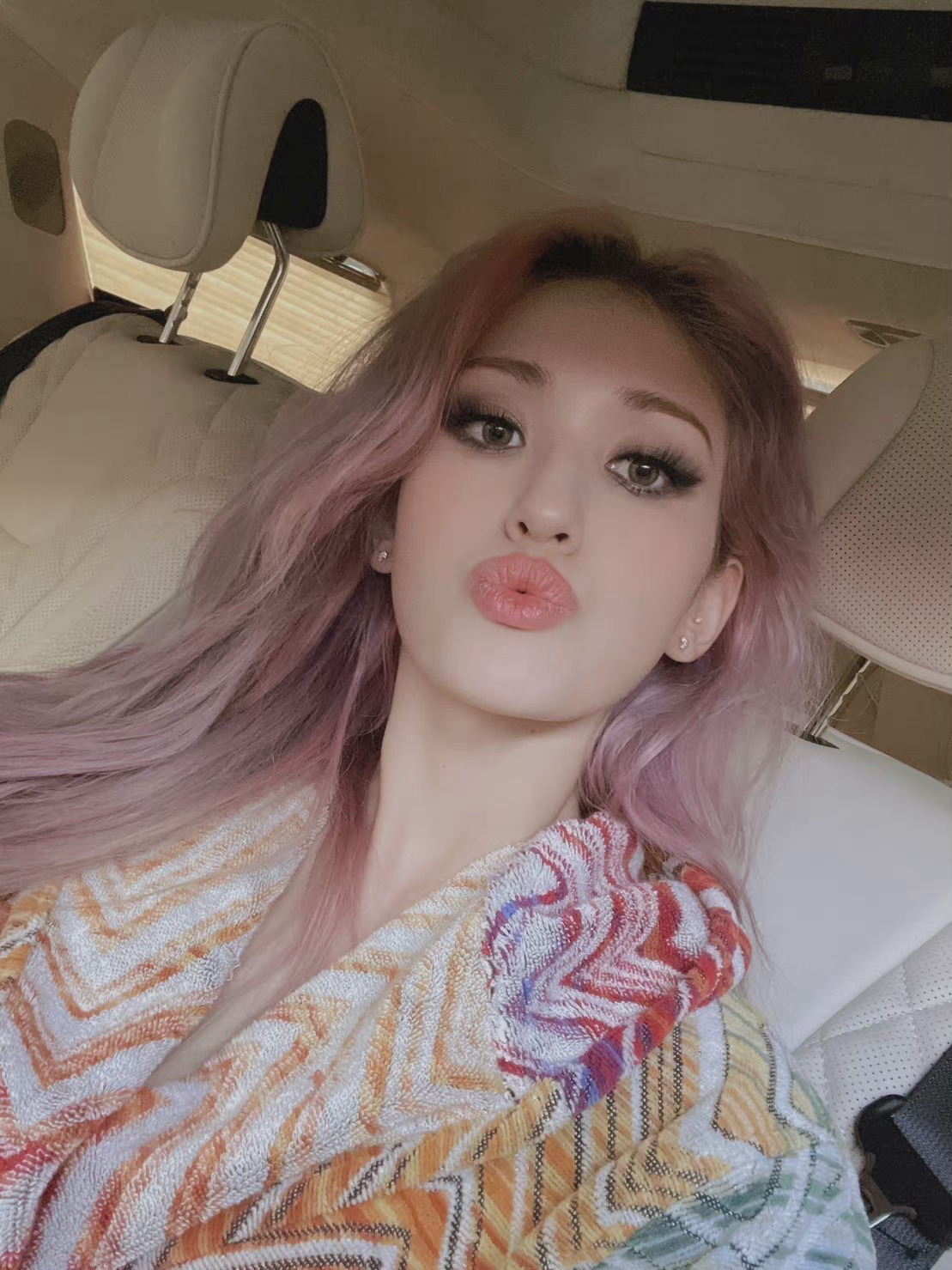 somiins分享自拍粉发好美眼睛好大又俏皮又辣