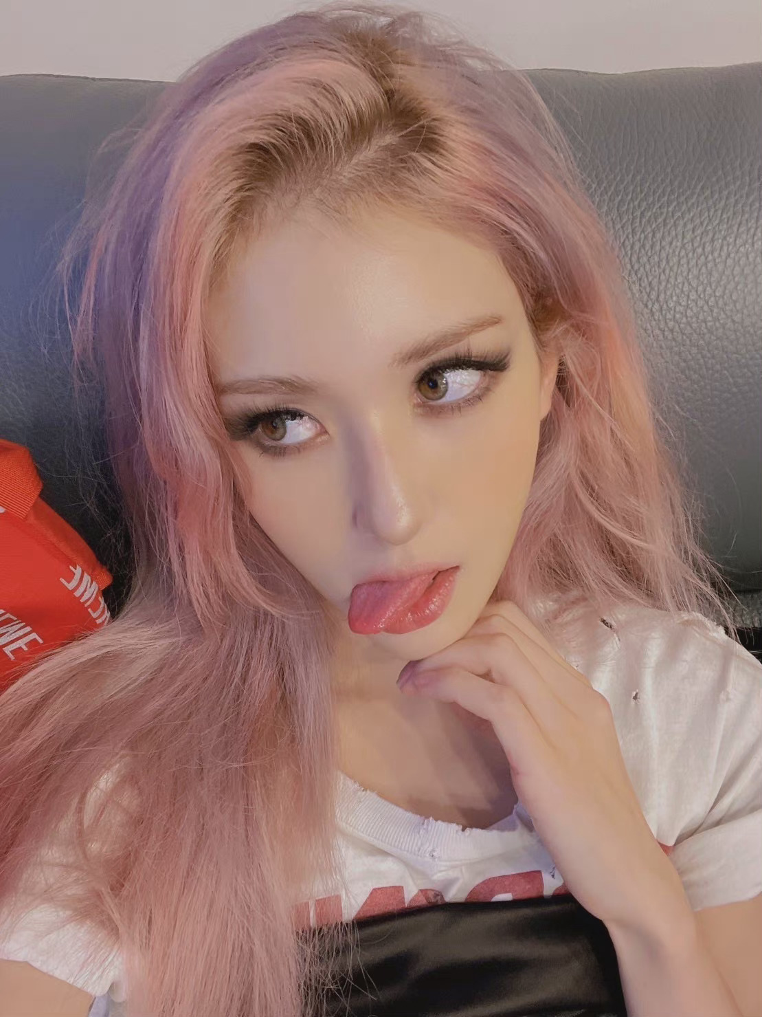 somiins分享自拍粉发好美眼睛好大又俏皮又辣